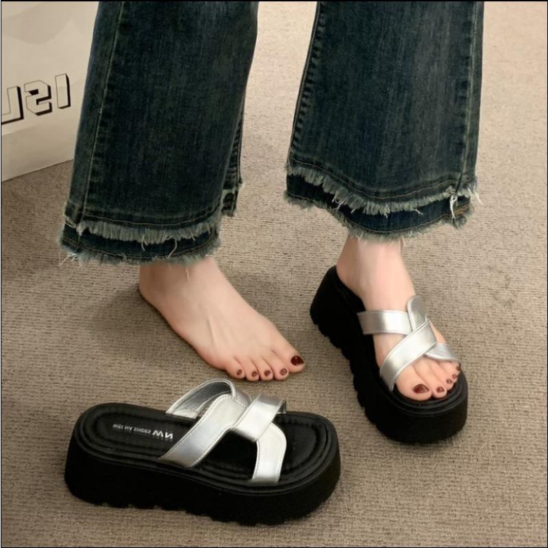 Fashion Women wear slippers outside the summer 2025 new all-in-one casual shoes muffin platform elevating sandals