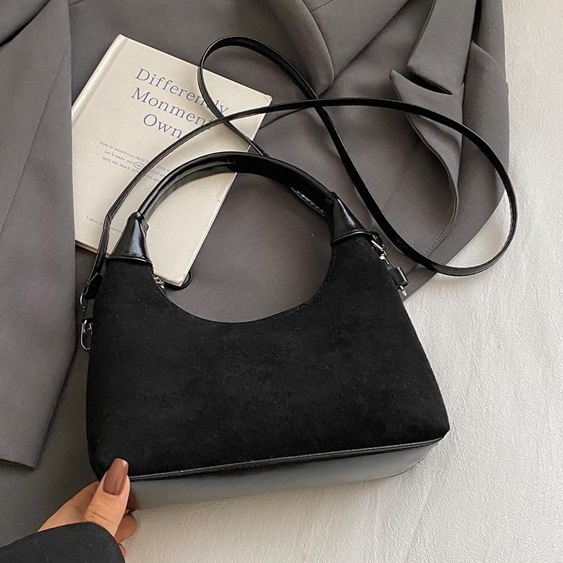 Eine Retro-Umhängetasche mit großem Fassungsvermögen, eine Kettentasche für den Arbeitsweg und eine lässige Nischen-Umhängetasche