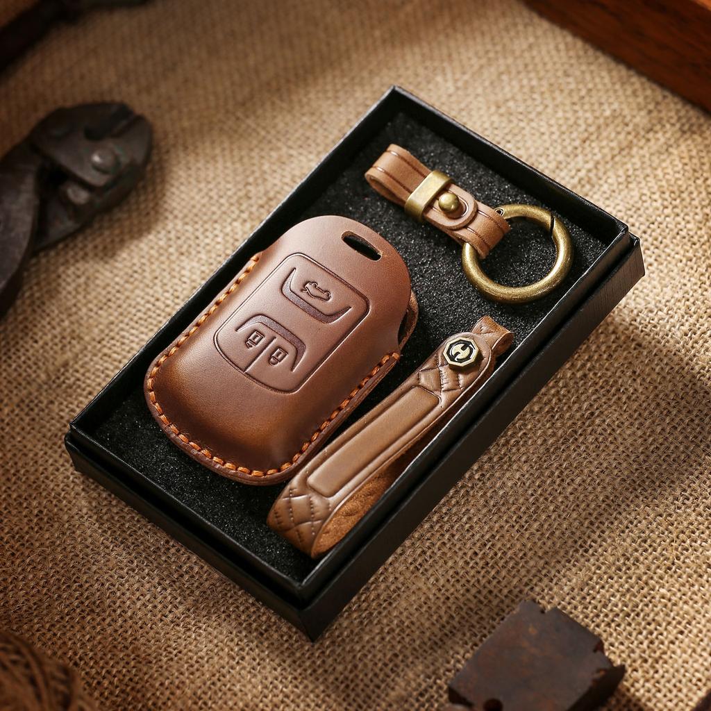 The new retro key cover is suitable for hand-stitched leather key bag and shell ring of Chery's old cars.