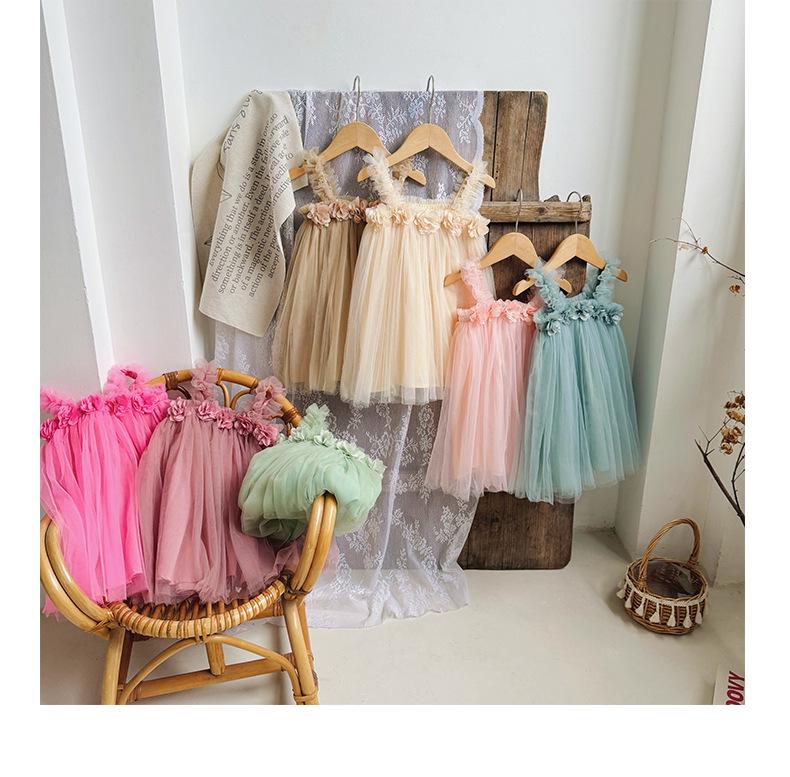 Rochie de Plajă Summer cu Bretele din Plasă și Flori 3D pentru Fete Dulci - Fustă Pufoasă de Prințesă pentru Bebelușe.