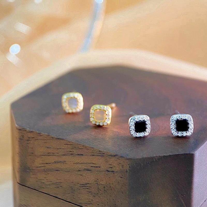 Simple Diamond -shaped Square Earrings Female Light Luxury Small Incense Wind Geometric High -level Sensor Ear Decoration