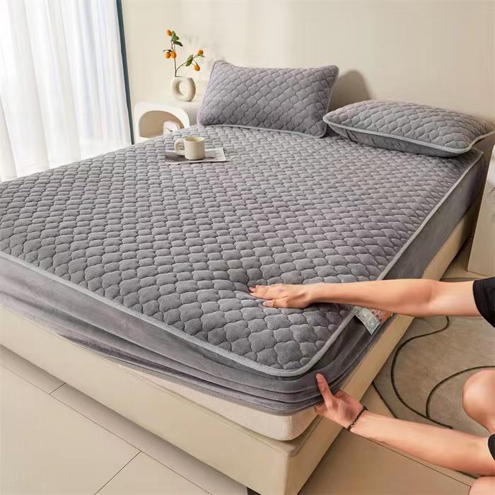 Luxury Flannel Quilting Mattress Cover Thicken Velvet Quilted Bed Pad Protector Cover Winter Bed Cover Not Included Pillowcase