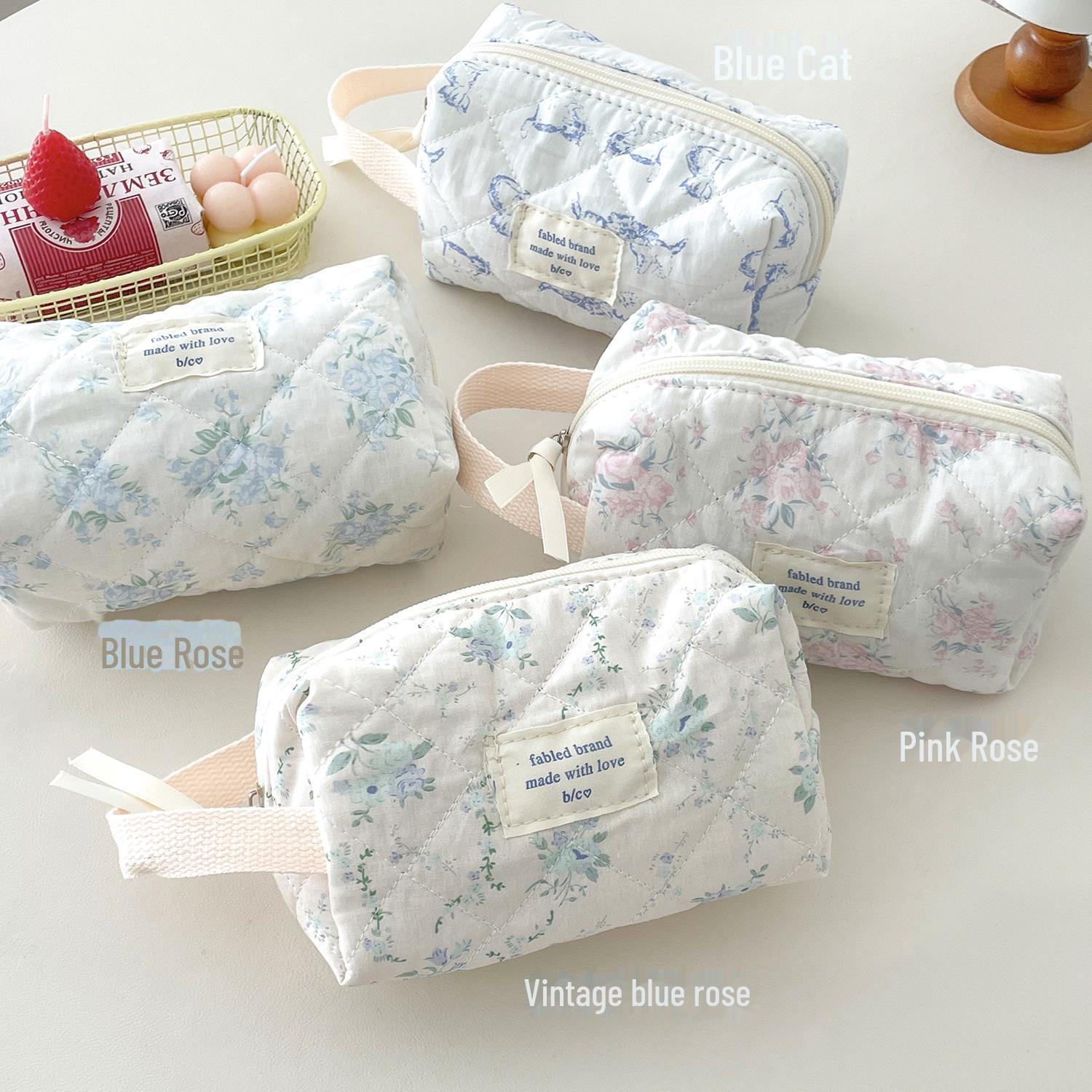 

Корейская стеганая хлопковая косметичка с цветочным принтом и изображением котенка rose синий
