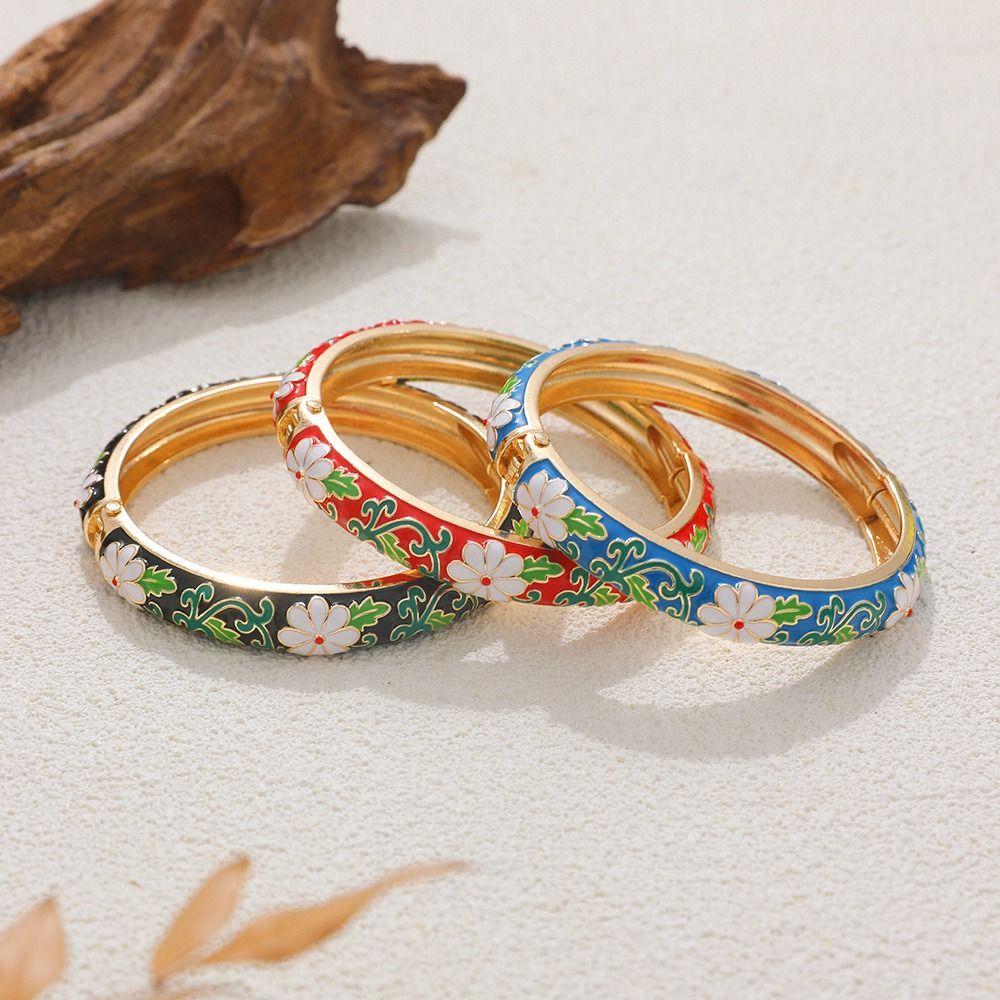 Traditionelles Vintage Cloisonné Armreif Klassisches Damen Handarmband Hohlgeschnitztes Blumenarmband Mädchen