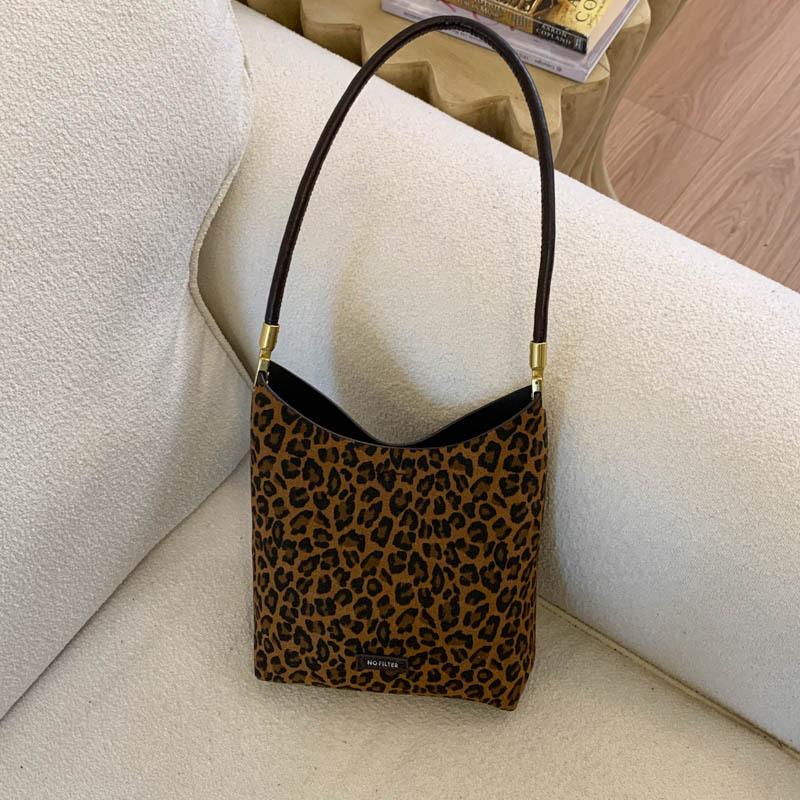 

2025 new trendy tote bag women s retro leopard print brown underarm bag large capacity versatile commuter shoulder bag цветной печати леопарда