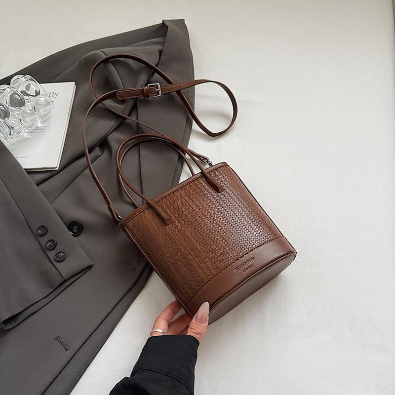 Large capacity bag women's niche casual simple portable bucket bag autumn new woven commuter messenger bag