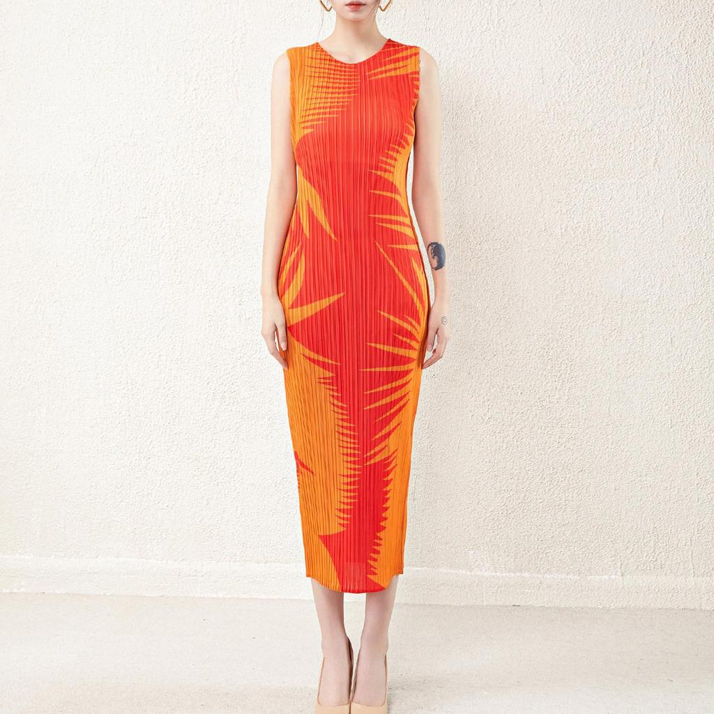 Japanese-Style Sleeveless Pleated Dress - Women's Medium-Length Slim Fit.
