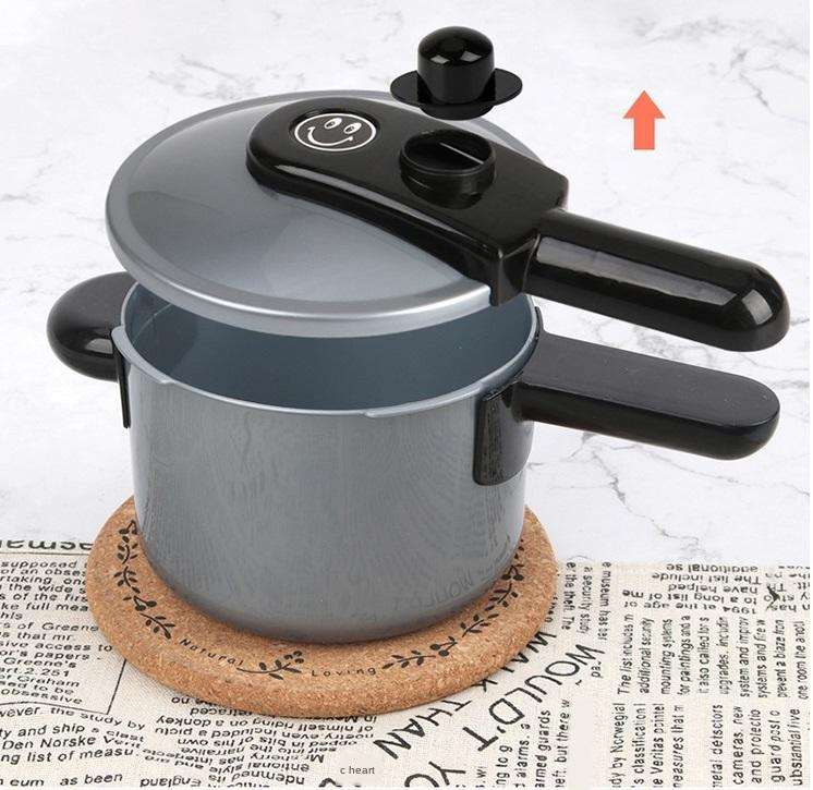 Stort set med köksredskap, möbler, pedagogiska leksaker, barnmat