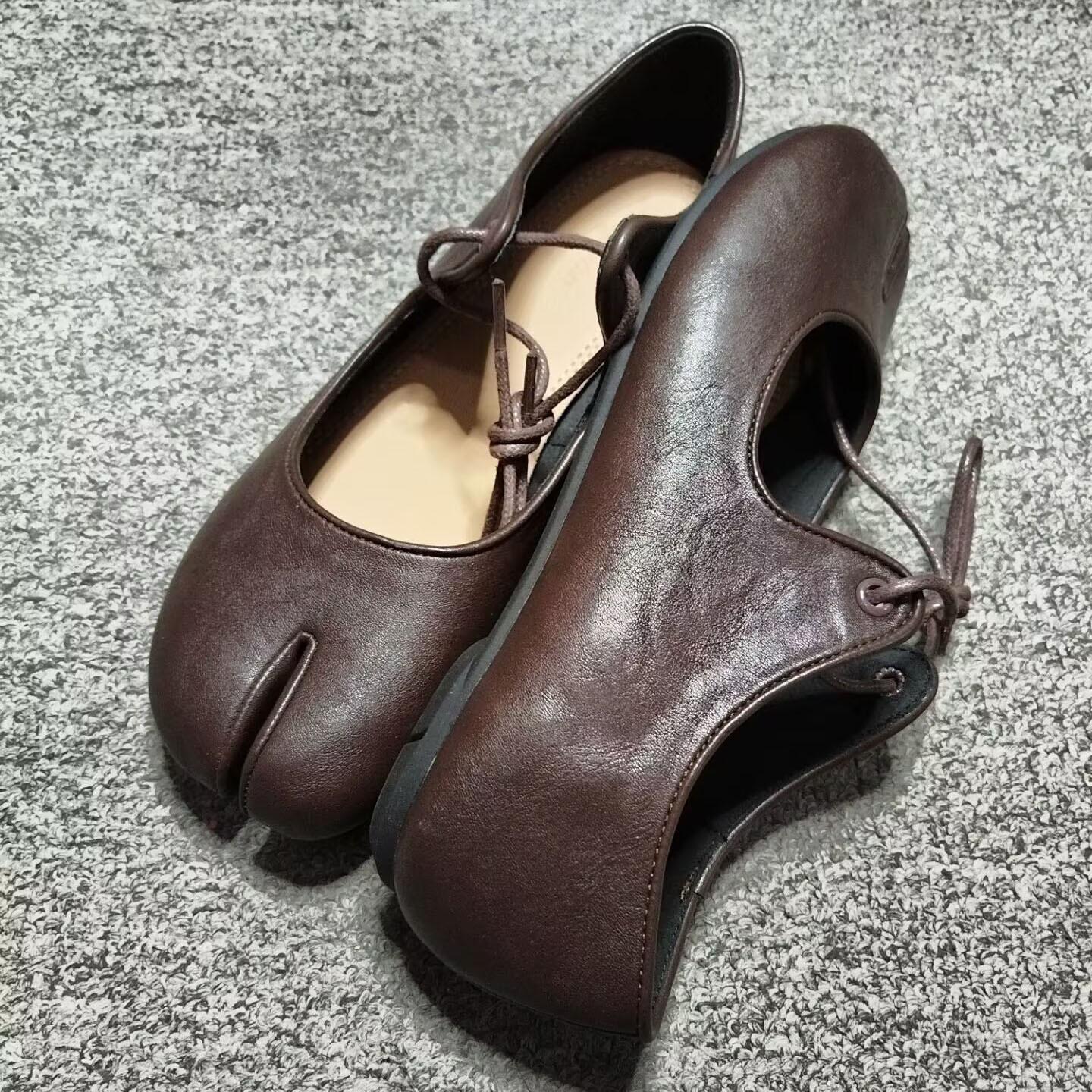 

Женские туфли с раздельным носком, простая мода, обувь Dieao, ремешки, мягкая подошва, копытца, балетки, с мелким вырезом, плоские туфли Мэри Джейн, одинарные туфли 40 коричневый