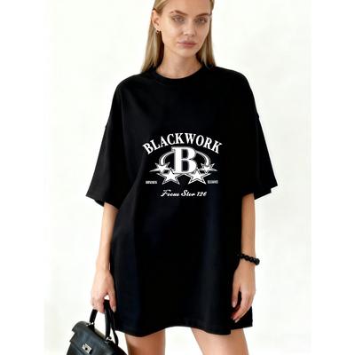 Camiseta Oversize Negra Estampado de Logo Blackwork Con Estrellas y Texto Para Uso Casual