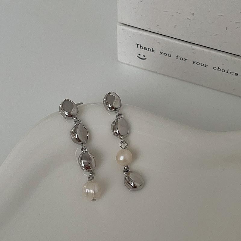 Design Sense Asymmetrische Ohrstecker mit Perlenfransen Damen Kalter Wind Schlichte Persönlichkeit Temperament Elegant Vielseitige Ohrringe