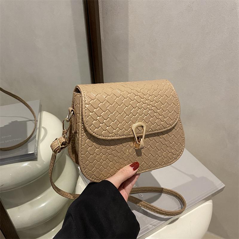 

Женская сумка в иностранном стиле с плетеным узором, весна 2025, простая маленькая квадратная сумка, модный однотонный ретро-замок, сумка через плечо хаки