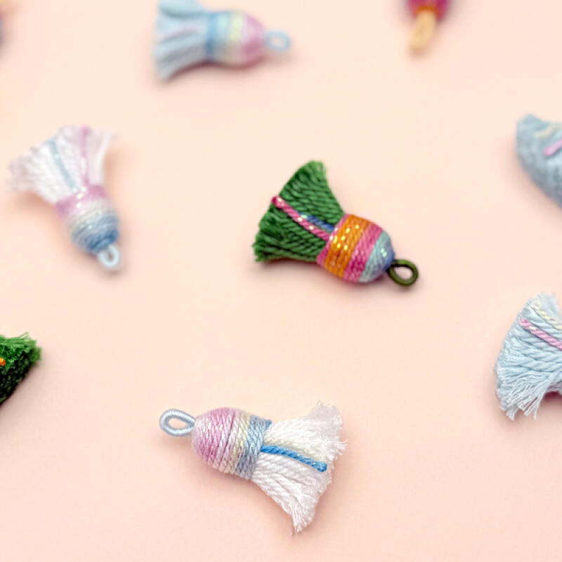 Mini borlas coloridas com glitter (escolha um de quatro)