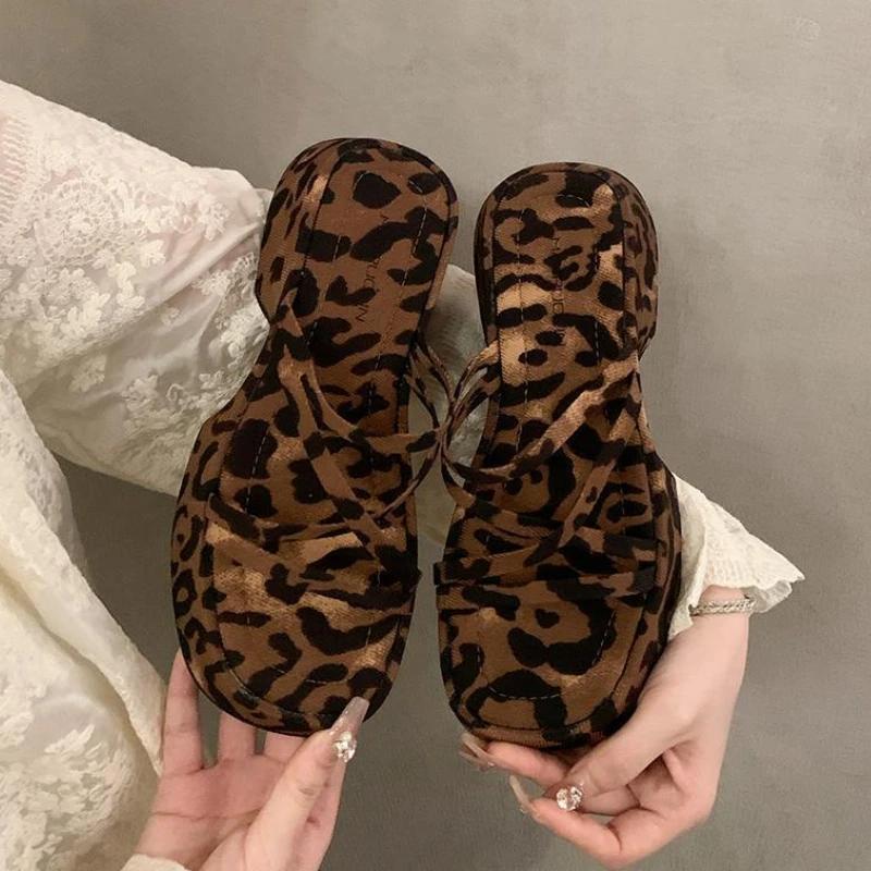 

Женские тапочки, летние, новые, на высоком каблуке, с круглым носком, с открытым носком, тонкие, с леопардовым принтом, сандалии, повседневные, удобные, увеличивающие рост, тапочки 40