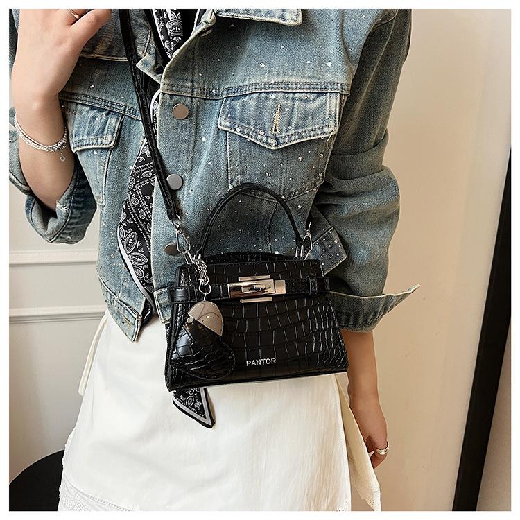 Borsa a Mano Primaverile, Borsa a Spalla Singola Crossbody da Donna con Ciondolo, Senso di Lusso, Moda di Nicchia per il Pendolarismo, Borsa da Donna