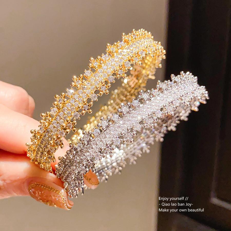 Copper Zircon Flower Edge Bracelet With Gold Plating For Elegant Women