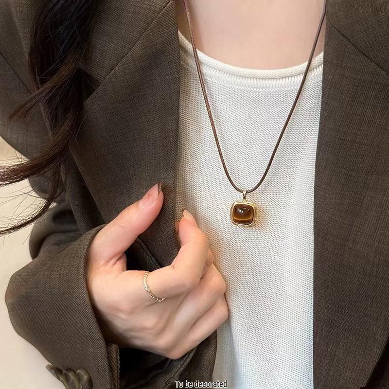 Maillard Tiger's Eye Brown Pearl Beaded Necklace - High-End Women's Sweater Chain for Autumn/Winter 2025
