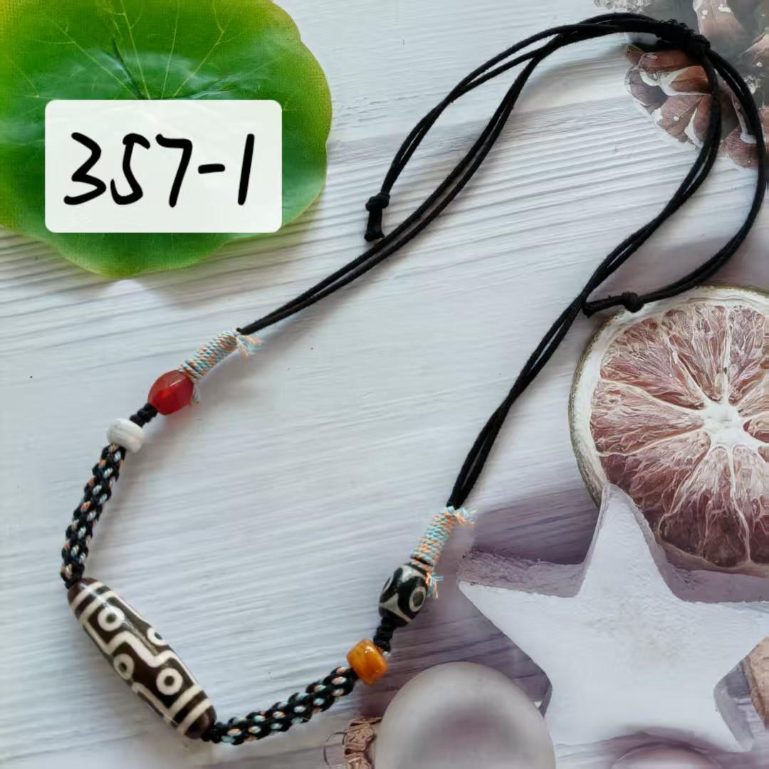 

Retro Distressed Black Nine-Eyed Dzi Agate Clavicle Chain with Core-Spun Cotton Rope 357-2