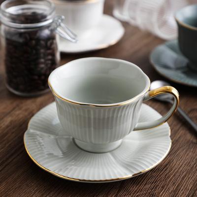 Europäische Blumenmodellierung, goldfarbene bemalte Keramik, Nachmittagstee, Kaffeetasse, zweiteilig, Wasserbecher, Milchbecher