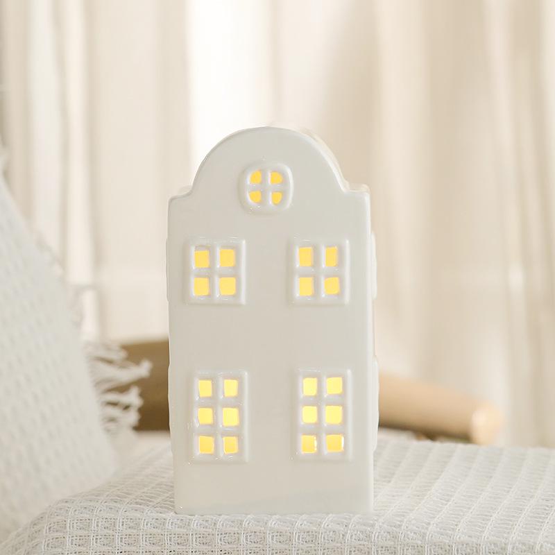 Keramik-Weihnachthaus-Ornament mit Nachtlicht - Festliche Schreibtischdekoration