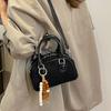 High-end niche bag women's 2025 new fashion messenger bag Korean version retro hand-held bowling bag shoulder bag