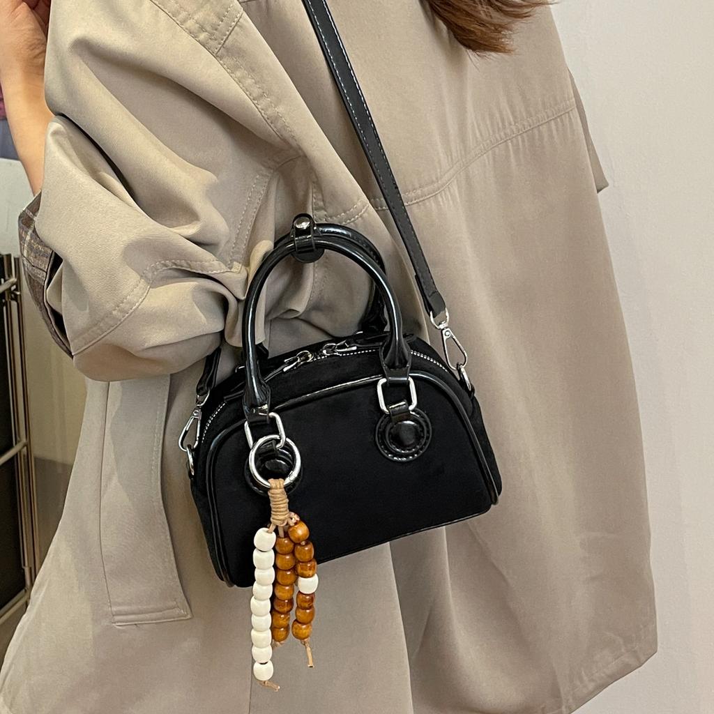 High-end niche bag women's 2025 new fashion messenger bag Korean version retro hand-held bowling bag shoulder bag