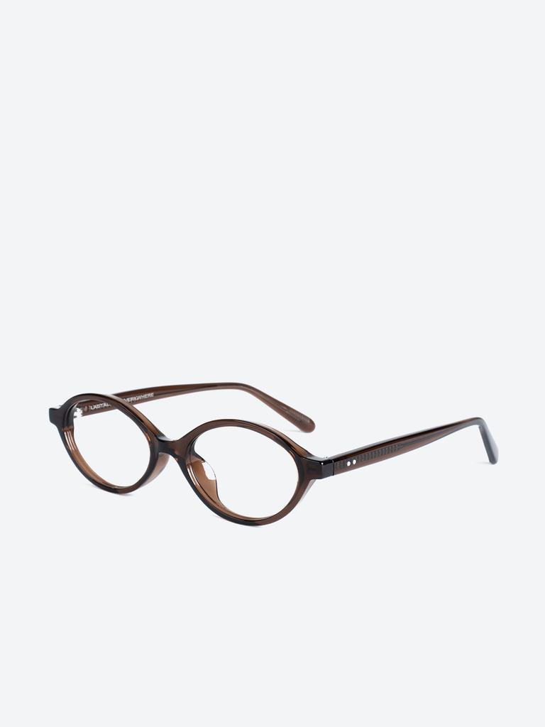 Laseuteljia Demi Brown