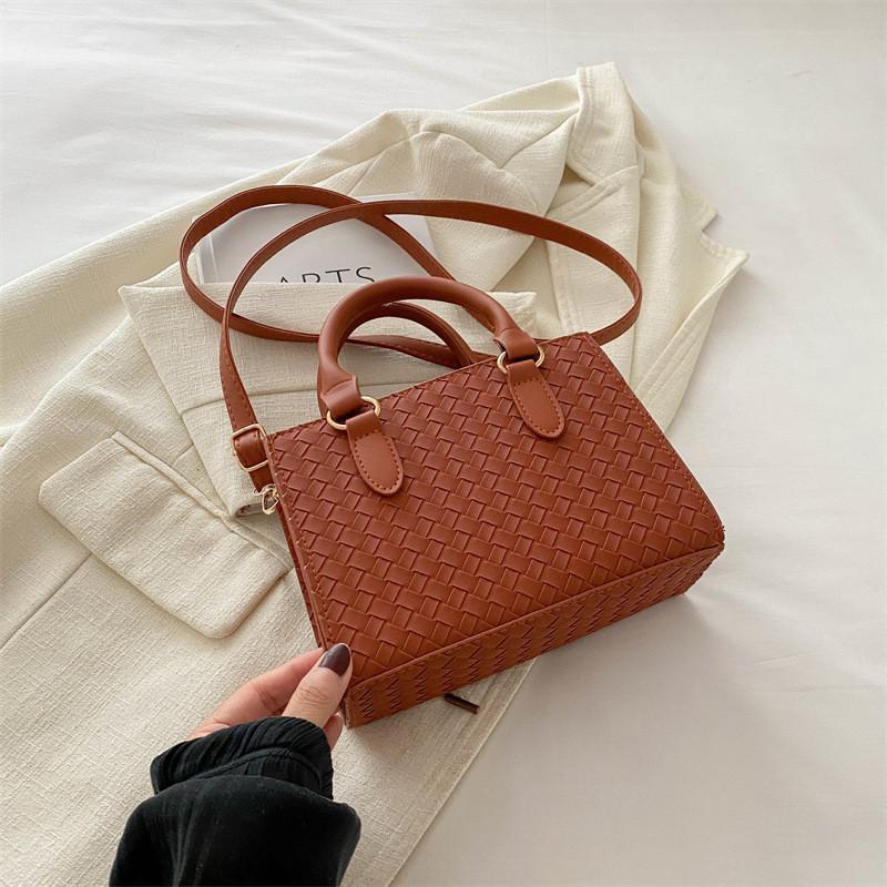 Stylish Retro Large Capacity Woven Shoulder Bag For Women With Zipper Closure