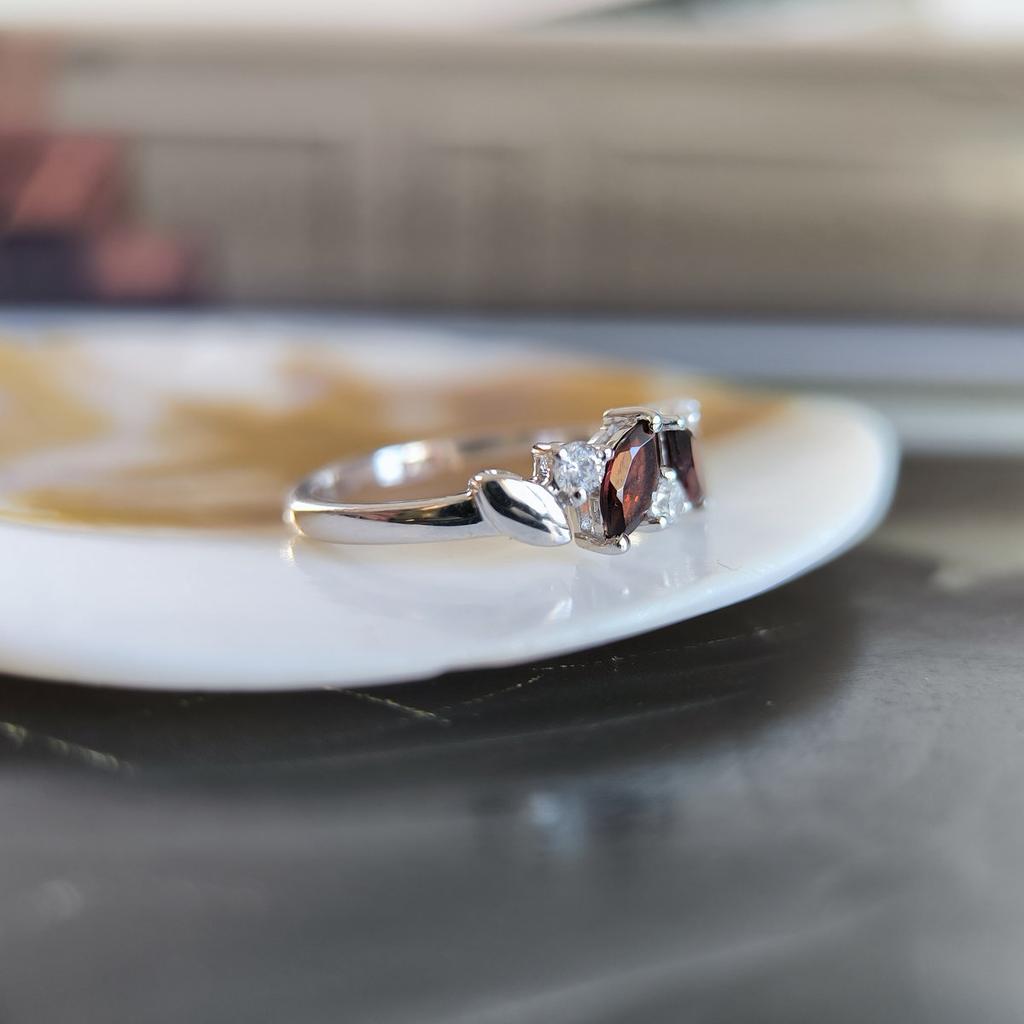 Silberring mit natürlichem Granat, Gewicht des Artikels 2,55 g (2204251)