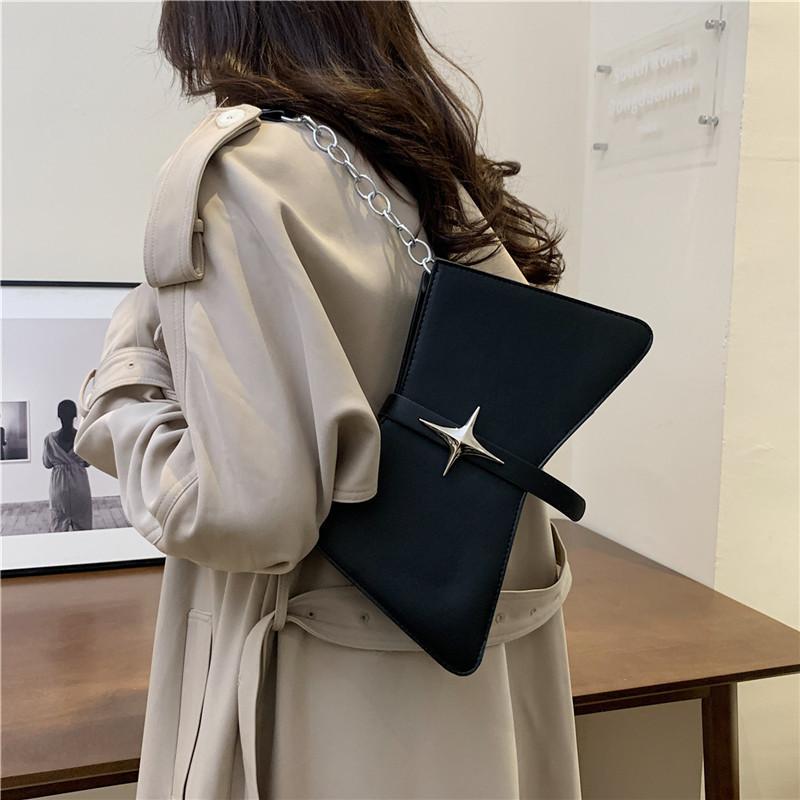 Trendy Chain Shoulder Bag With Street Style Design For Women Fall 2023