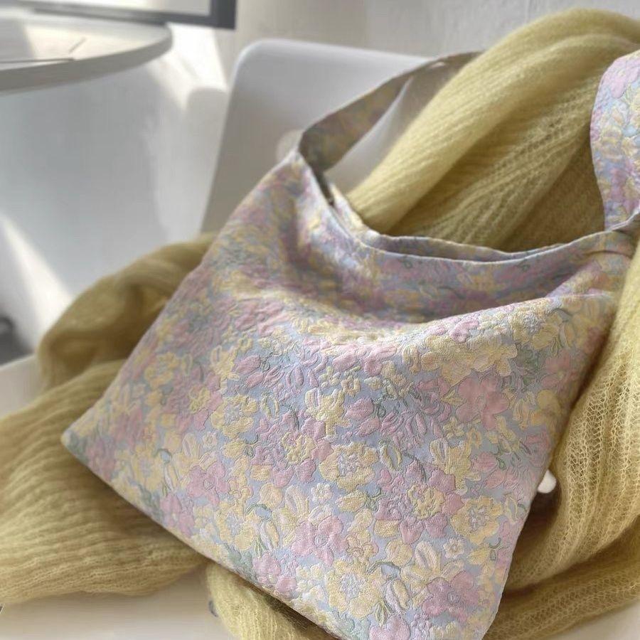 

Оригинальный нишевый дизайн весна-лето розовая цветочная сумка через плечо женская сумка маленькая свежая тканевая сумка сумка подмышку сумка с цветами