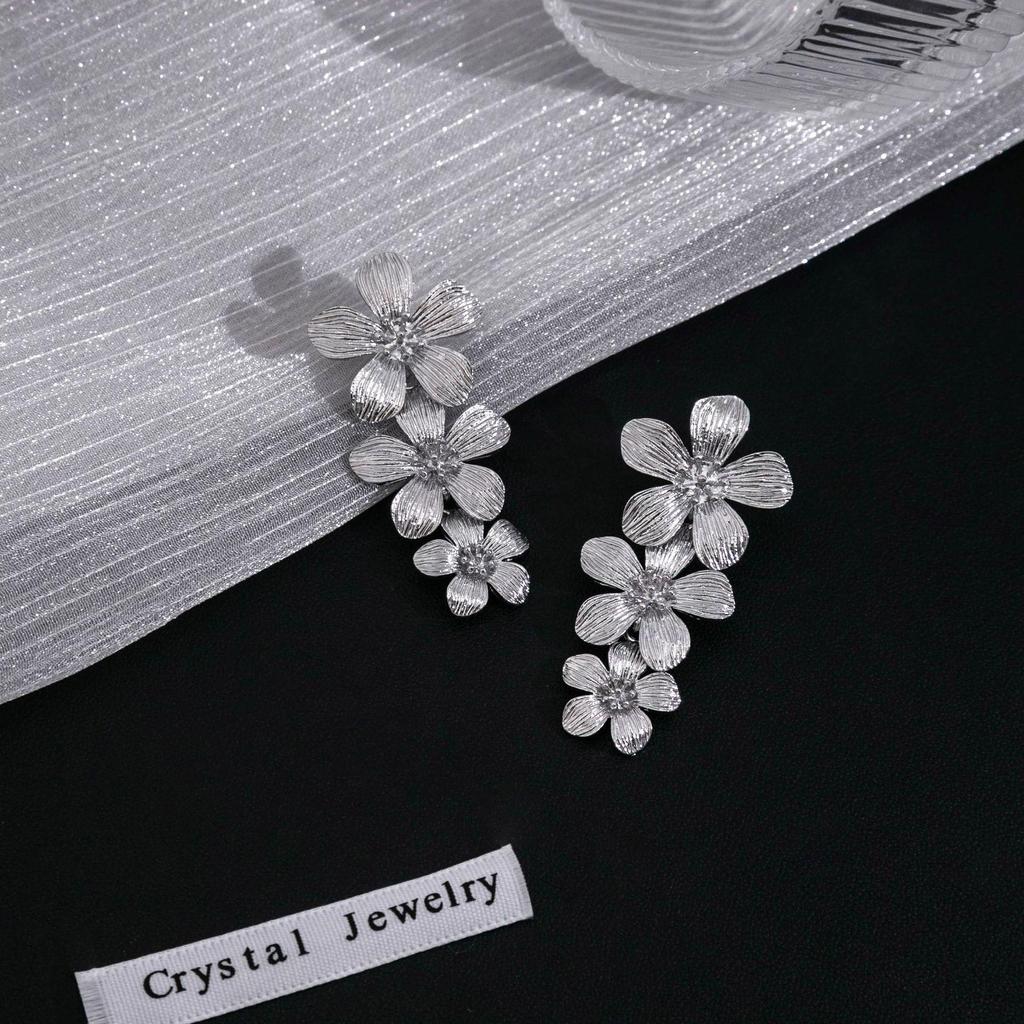 Exaggerated 3D Flower Pearl Earrings: Light Luxury, High-End Metal Style Studs