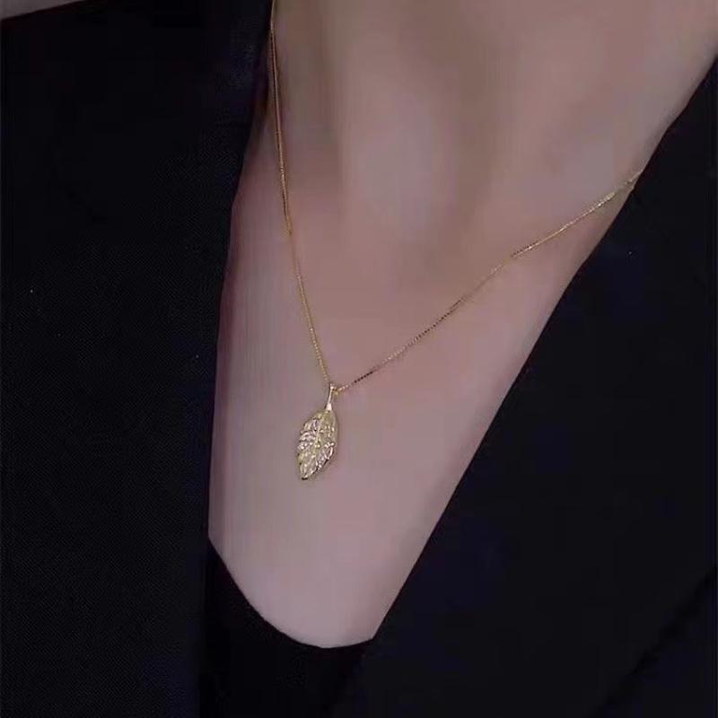 Elegant Rhinestone Tree Leaf Pendant Necklaces For Women Shiny Zircon Stainless Steel Metal Leaves Choker Simple Clavicle Chain