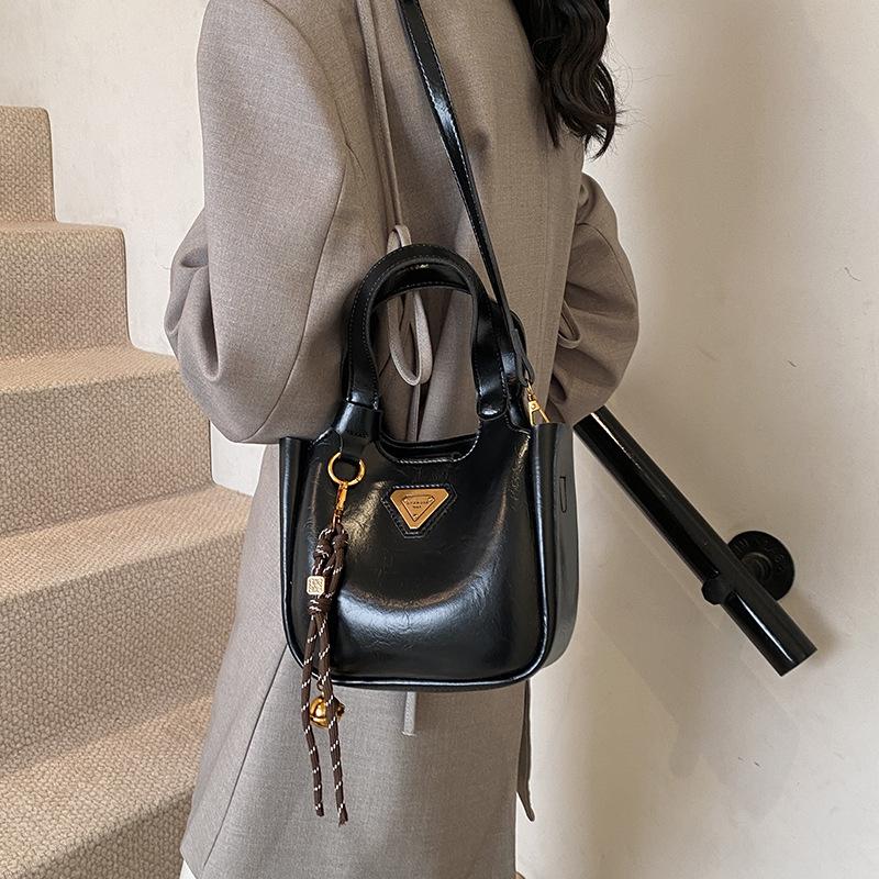 Retro trend shoulder bag 2025 new women's bag messenger bag solid color bucket bag underarm bag portable