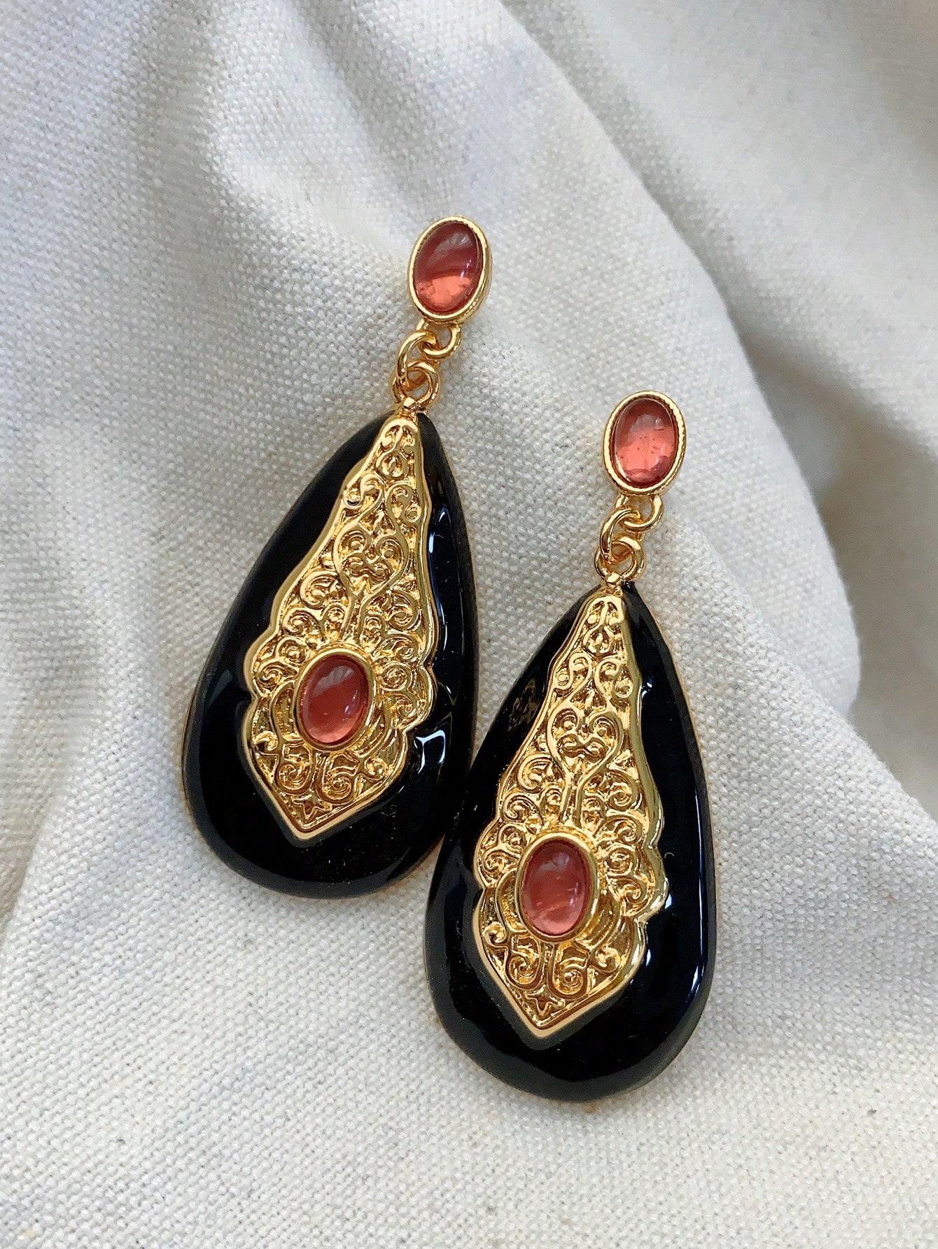 

Черные геометрические серьги в винтажном стиле