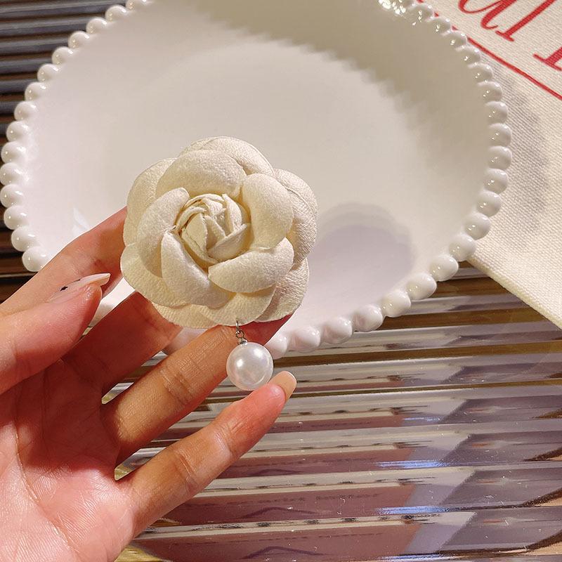 

Xiaoxiangfeng Corsage Retro Exquisite Black and White Camellia Brooch Classic Pearl Beaded Pin