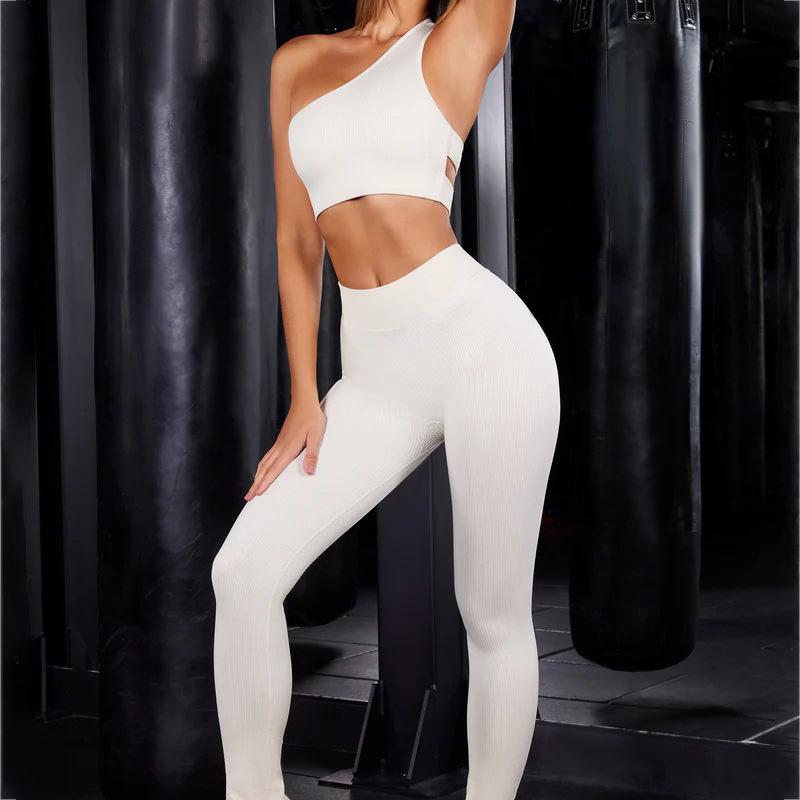 Damski prążkowany zestaw do jogi: Bezszwowy biustonosz odkrywający ramiona z majtkami i szortami z wysokim stanem