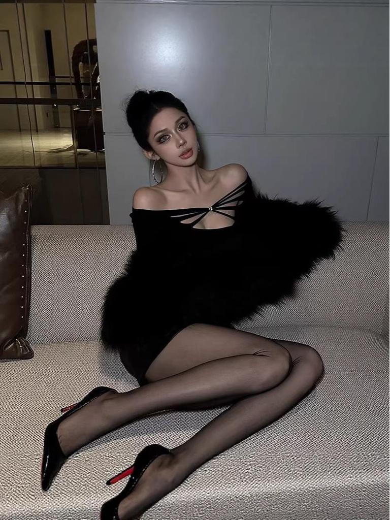 Women's Black Off-the-Shoulder Hollow Long-Sleeve Slim-Fit T-Shirt: Spicy Style, Winter Inner Wear & Waist-Cinching Base Layer.