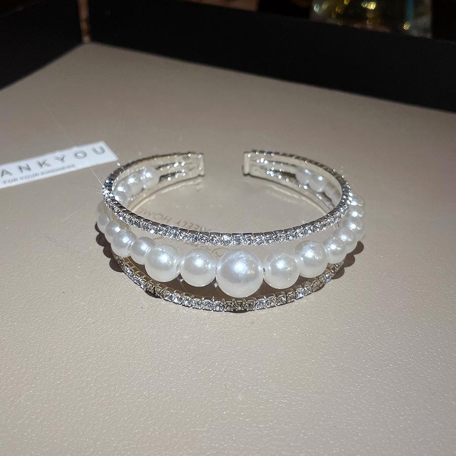 Francuska bransoletka wielowarstwowa z cyrkoniami: Elegancka bransoletka w stylu light luxury z przesadnym designem.