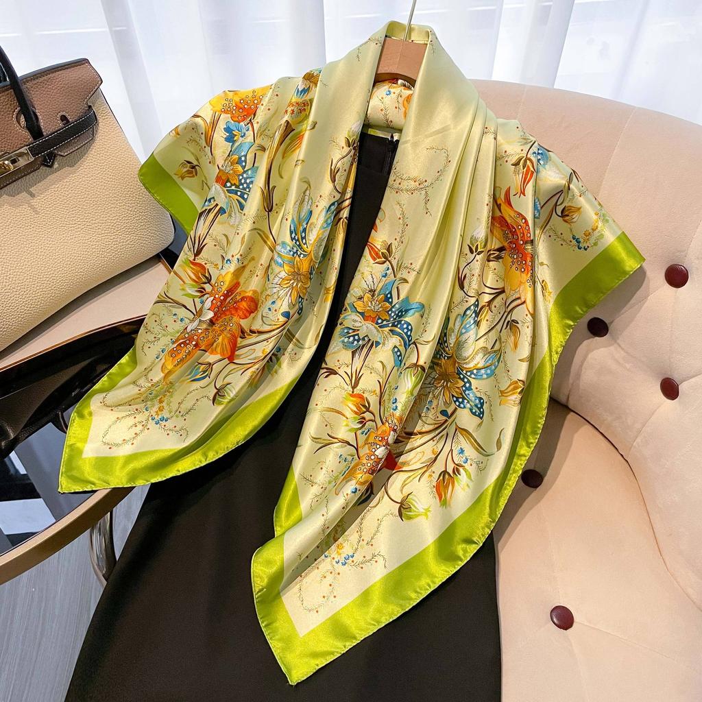 Høykvalitets luksuriøst silkeskjerf pannebånd Skjerf Halsskjerf For kvinner Kjede Silkeskjerf Dekorativt sjal for kvinner