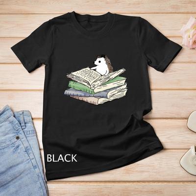 Fleißiger Igel auf einem Bücherstapel Handgezeichnetes Original Unisex-T-Shirt
