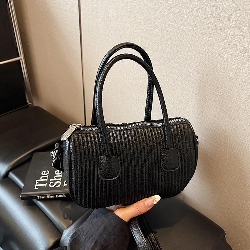 

Niche design bag women s new summer versatile fashion messenger bag pleated pillow bag чёрный