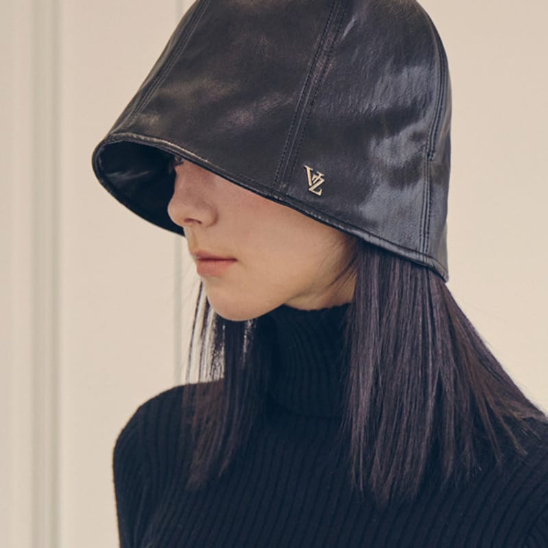 

VARZAR VZ Шляпа-тюльпан из веганской кожи с шипами в черном цвете FREE