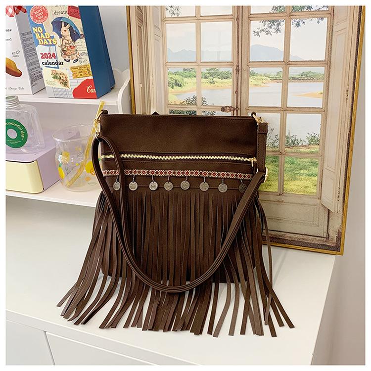 

2025 новая ретро этнический стиль коричневая замша с бахромой косая сумка сумка для мобильного телефона универсальная нишевая сумка через плечо