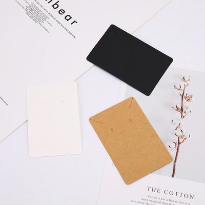 Confezione da 50 pezzi di orecchini con cartellini per appendere l'ultimo display in cartone. Orecchini e collana versatili