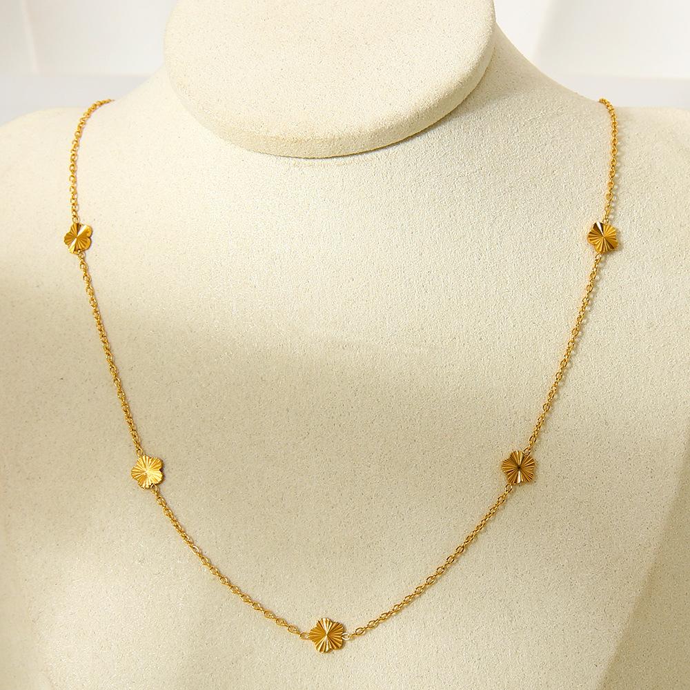 European and American exquisite stainless steel flower necklace electroplated 18K gold light luxury high-end waterproof jewelry women