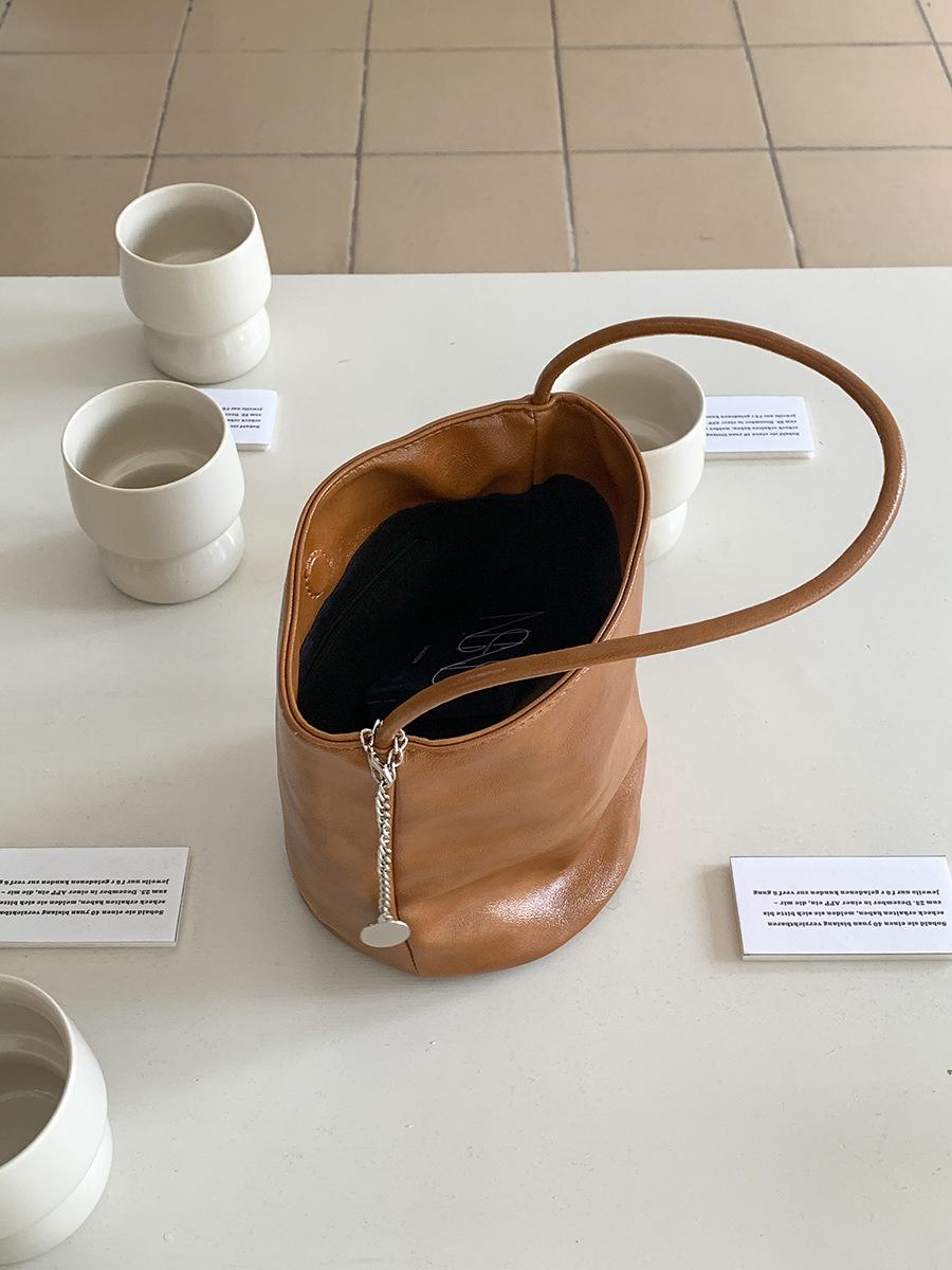 

Small new portable shoulder bag women s bag fashion underarm bag women s niche PU soft leather cylinder bucket bag women коричневый