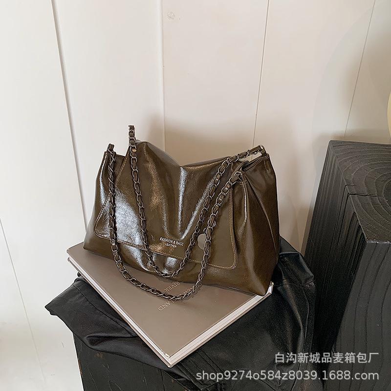 Autumn and Winter Retro 2025 New Chain Shoulder Messenger Bag Large Capacity Bag Women Commuter Tote Bag Women