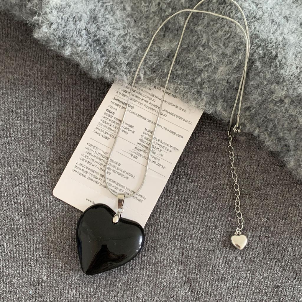 Halsband med hänge i titanstål och harts, kärlek, ins, enkel nyckelbenskedja, nisch, temperament, mångsidiga smycken, kvinnor