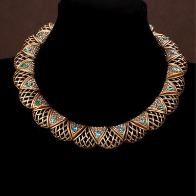 Vintage Heavy Industry Inlaid Mesh Necklace Palace Style Sweater Light Luxury